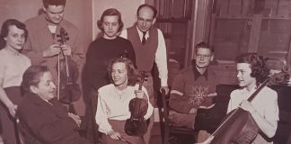 Expoziția „George Enescu– Maestru și discipoli”, articol de Madeleine Karacașian George Enescu înconjurat de discipoli ai săi la University of Illinois