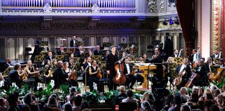 Știri: Samuel Niederhauser din Elveția a câștigat Secțiunea Violoncel a Concursului Internațional „George Enescu” 2026 Samuel Niederhauser în Finala Secțiunii Violoncel, alături de Orchestra Națională Radio și dirijorul Case Case Scaglione. Foto: Petrică Tănase