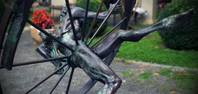 Sculptură de Ion Mândrescu, cadru din documentar. Credit foto: © Mugur Marin/N-trance